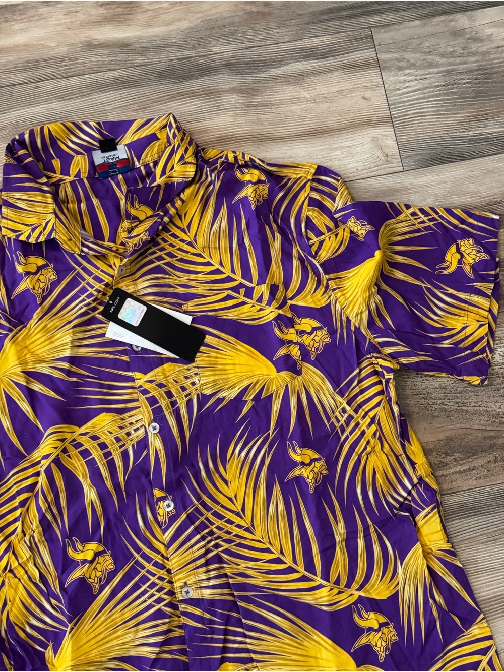 Minnesota Vikings Hawaiian Button Up Shirt XL Purple and yellow NWT